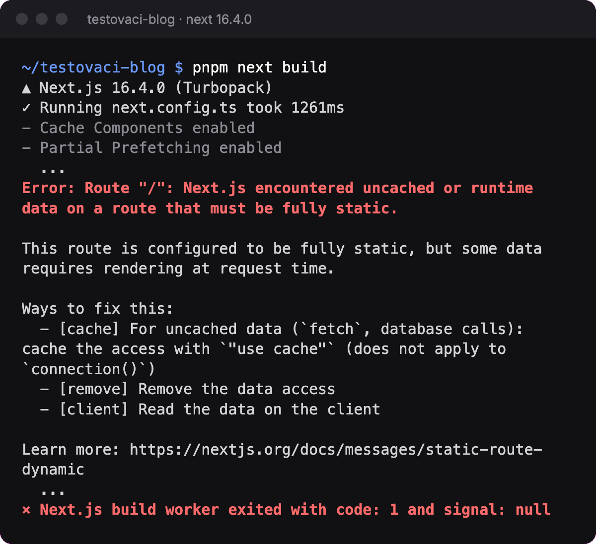 Terminál s příkazem pnpm next build v projektu na Next.js 16.4.0. Červená chyba říká, že route / obsahuje data vykreslovaná při požadavku, přestože má být úplně statická, a nabízí tři opravy: použít use cache, data odebrat nebo je načíst v prohlížeči. Build končí kódem 1.
